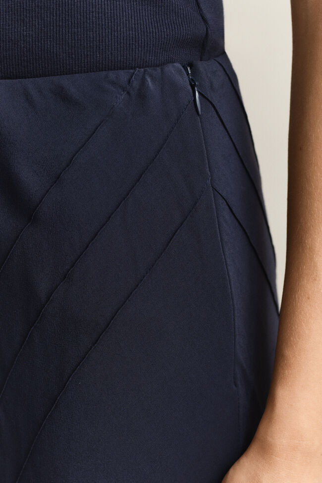 Utsv&auml;ngd snedskuren kjol