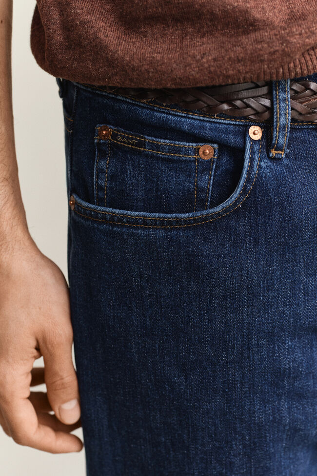 Regular fit jeans i stilren tv&auml;tt