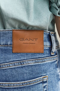 Slim fit jeans i stilren tv&auml;tt