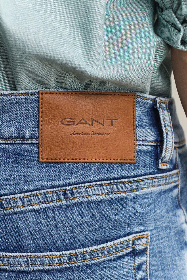 Slim fit jeans i stilren tv&auml;tt