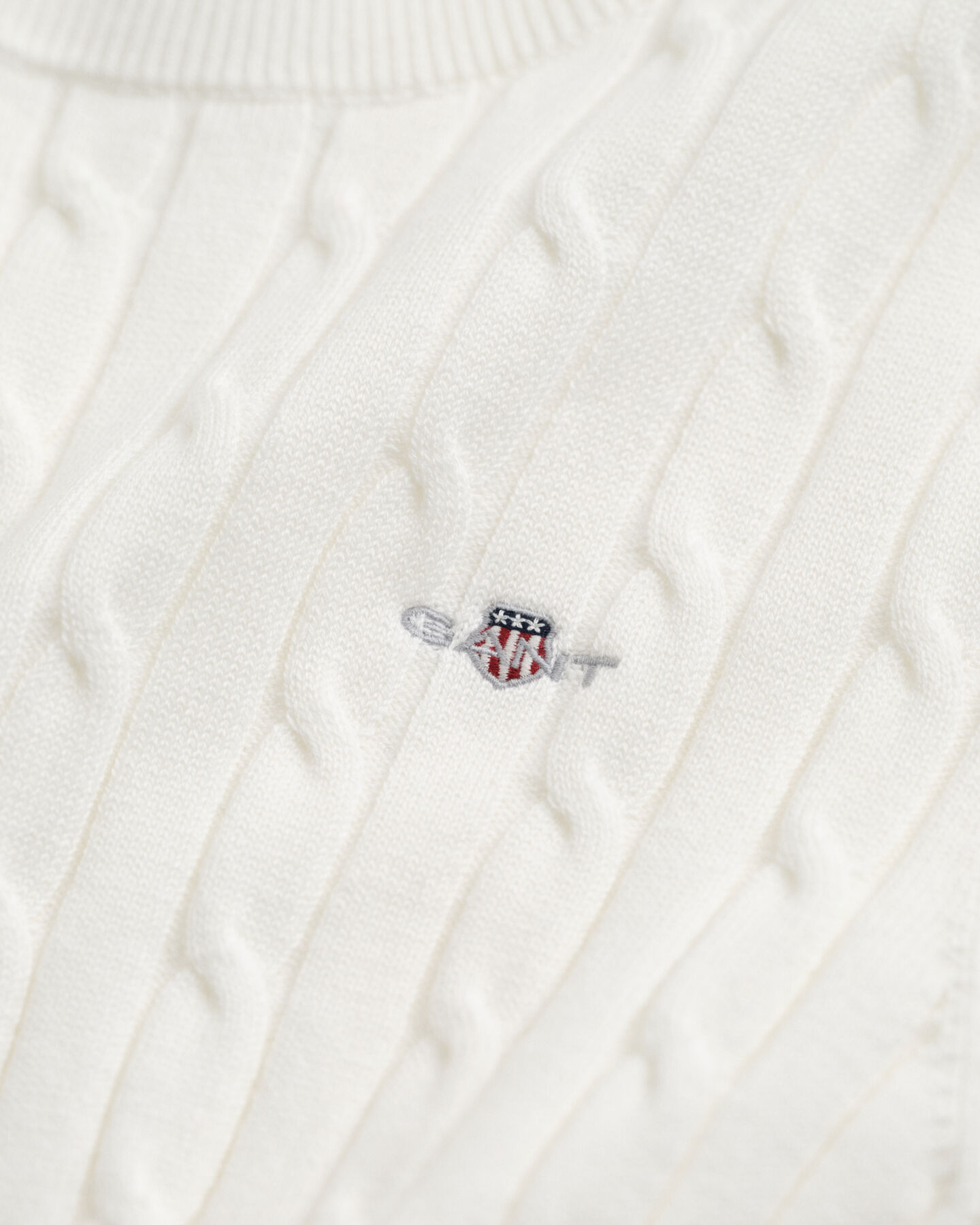 Kabelstickad kort&auml;rmad tr&ouml;ja