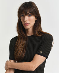 Kort&auml;rmad kontrastf&auml;rgad ribbstickad tr&ouml;ja