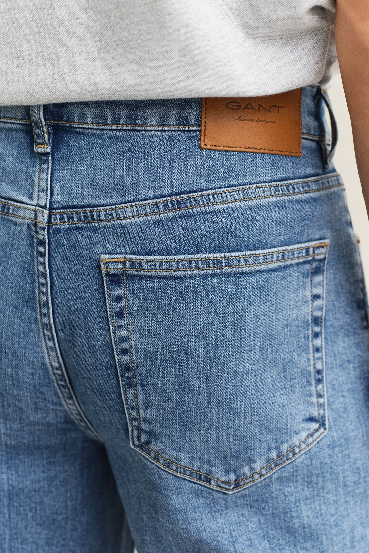 Regular fit jeans i stilren tv&auml;tt