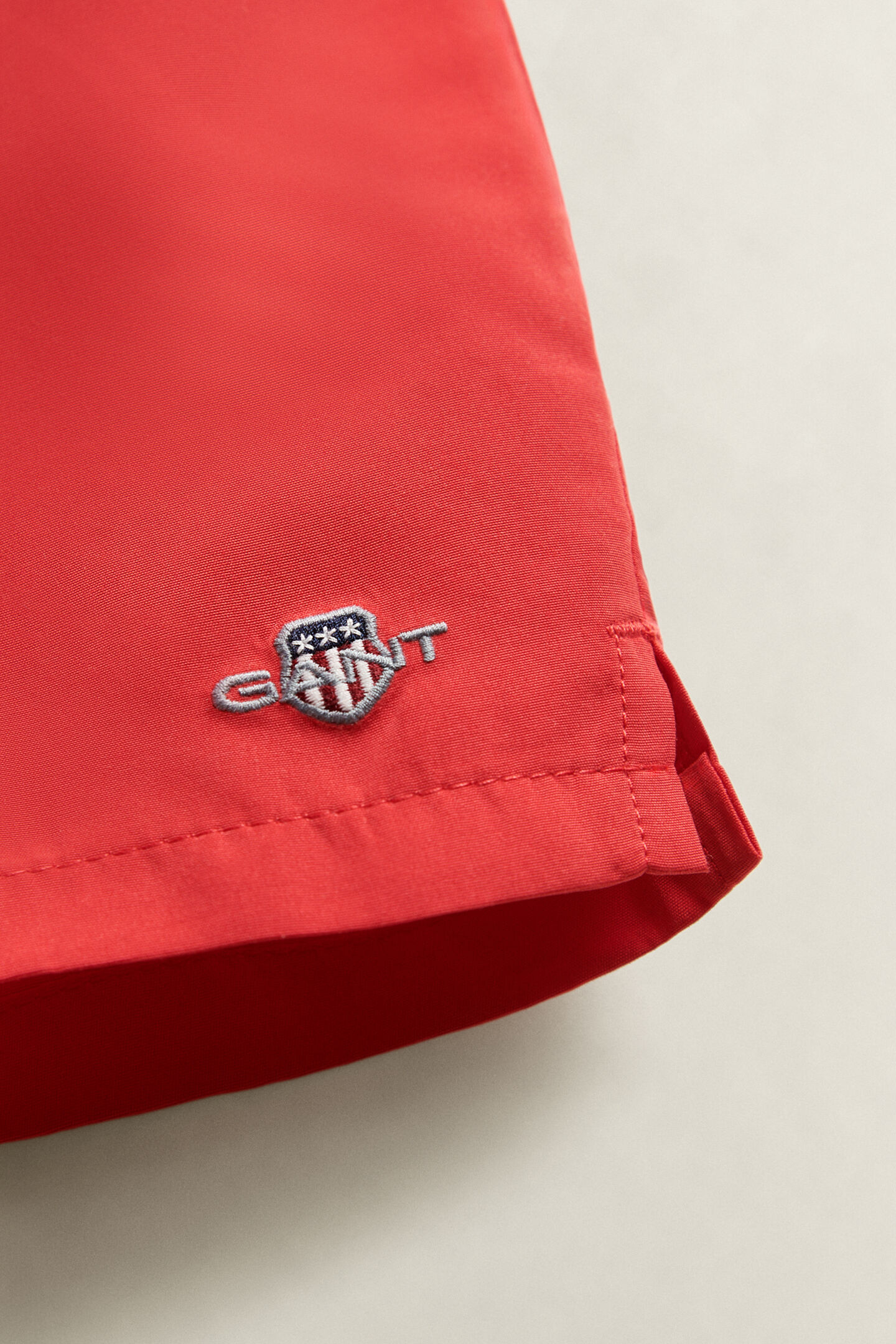 Teen Boys badshorts med sk&ouml;ldemblem