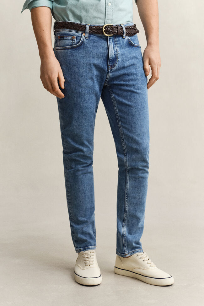 Slim fit jeans i stilren tv&auml;tt