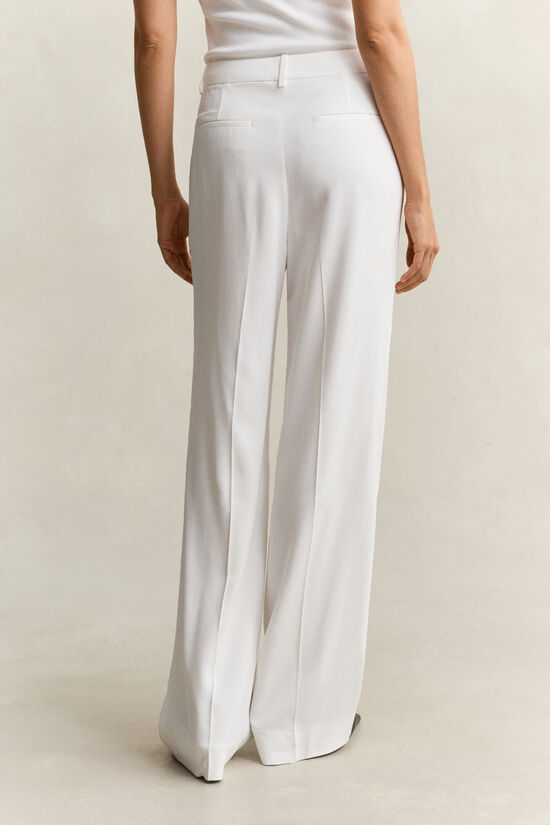 Skr&auml;ddarsydda byxor i cr&ecirc;pe