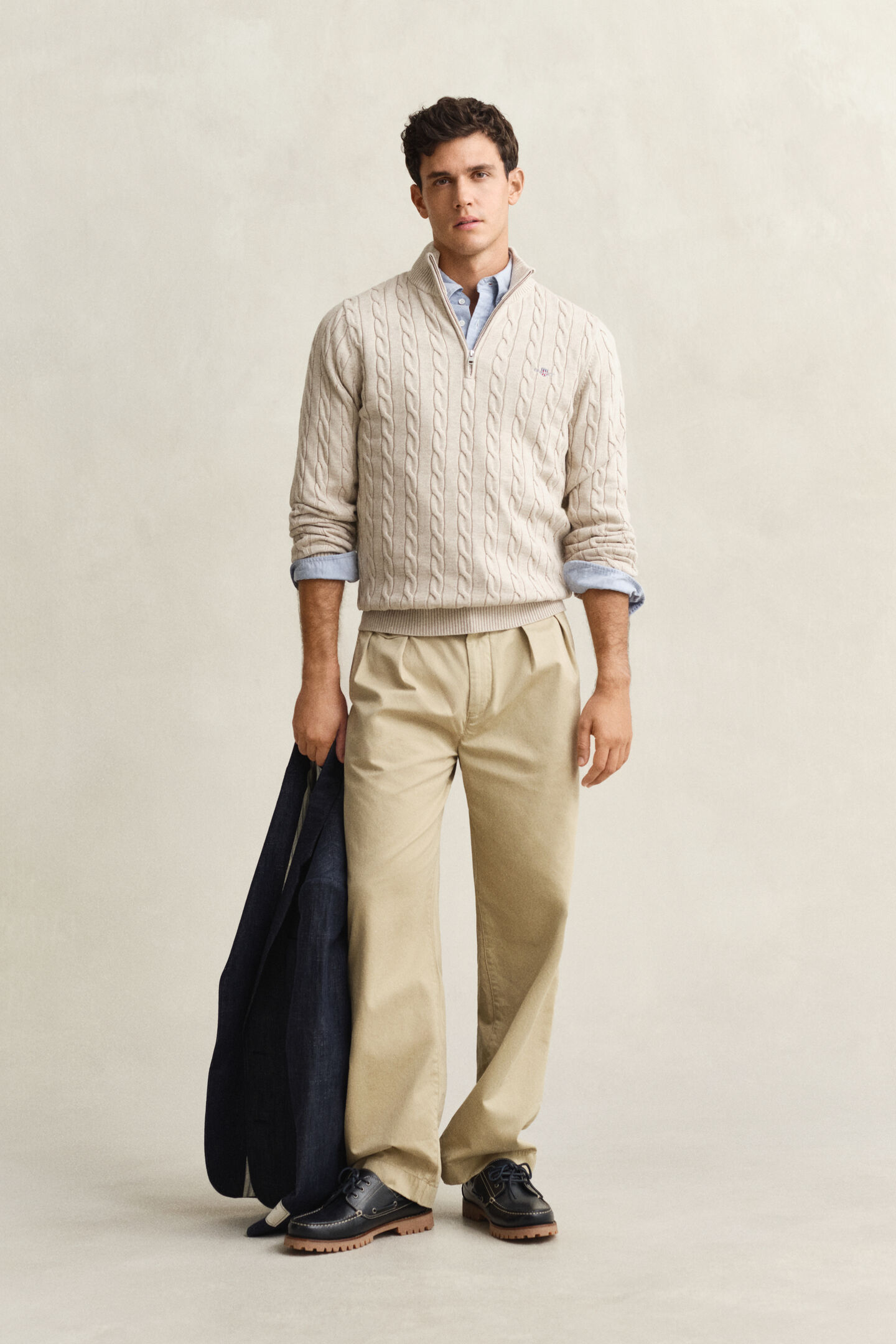 Kabelstickad bomullstr&ouml;ja med dragkedja vid hals&ouml;ppningen