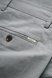 Eleganta chinos med regular fit