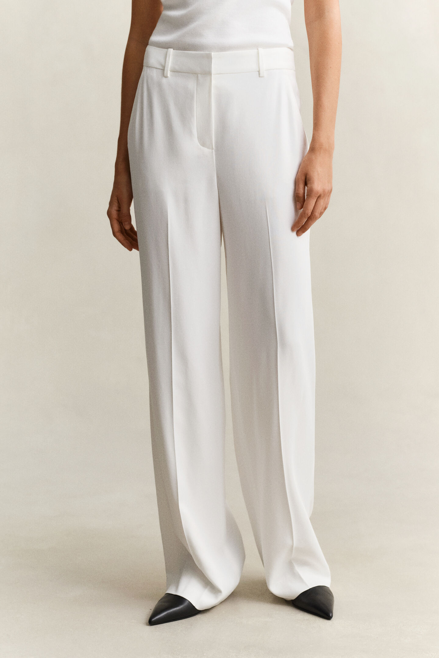 Skr&auml;ddarsydda byxor i cr&ecirc;pe