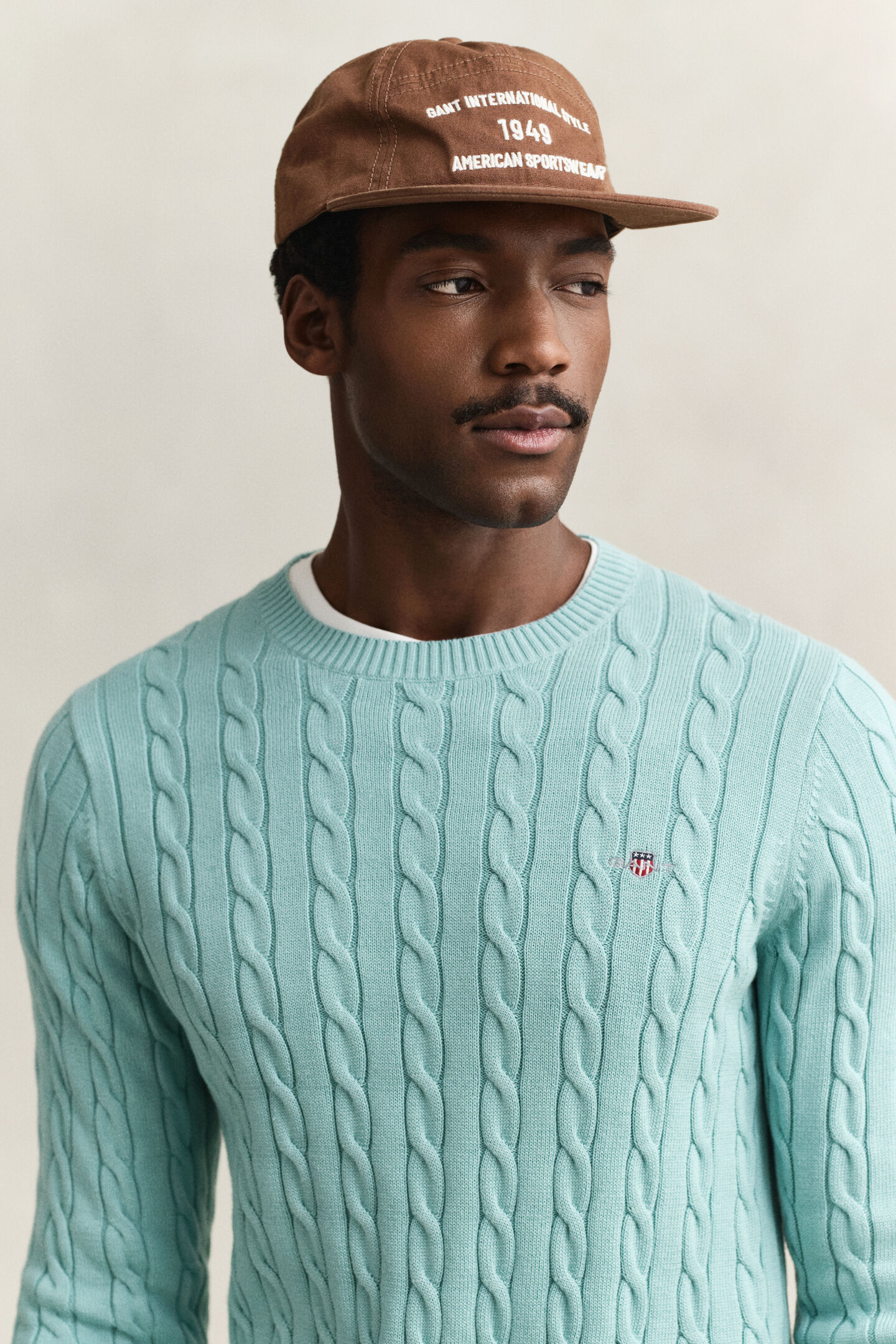 Kabelstickad bomullstr&ouml;ja med rund hals