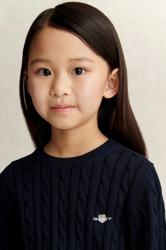 Girls kabelstickad tr&ouml;ja med sk&ouml;ldemblem