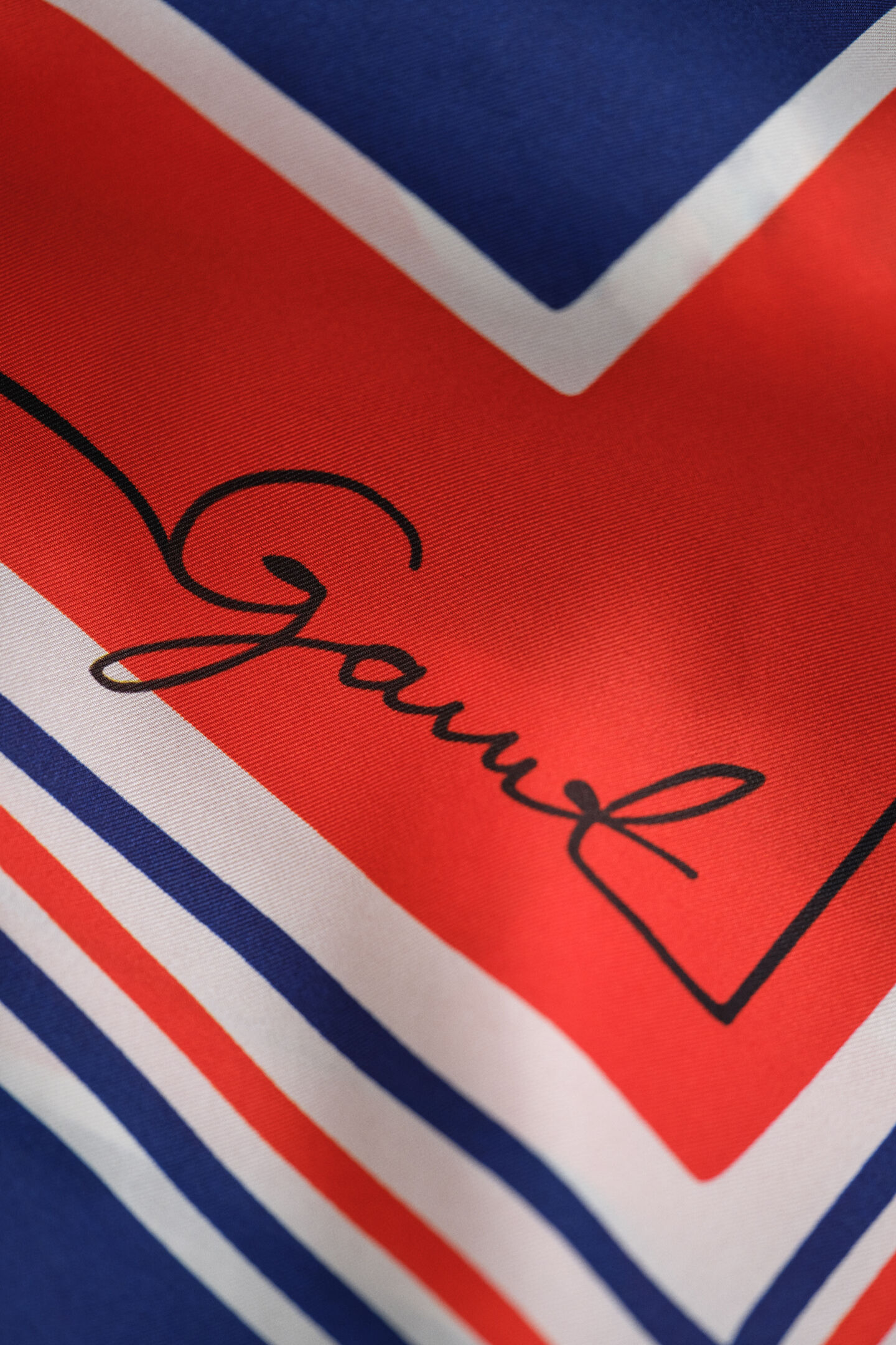 Randig sidensjal med marin k&auml;nsla