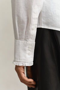 Blus i linneblandning med volang