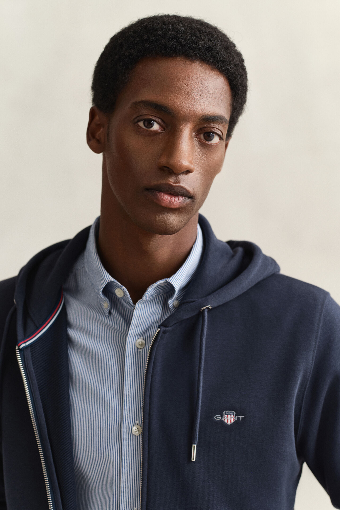 Shield hoodie med dragkedja