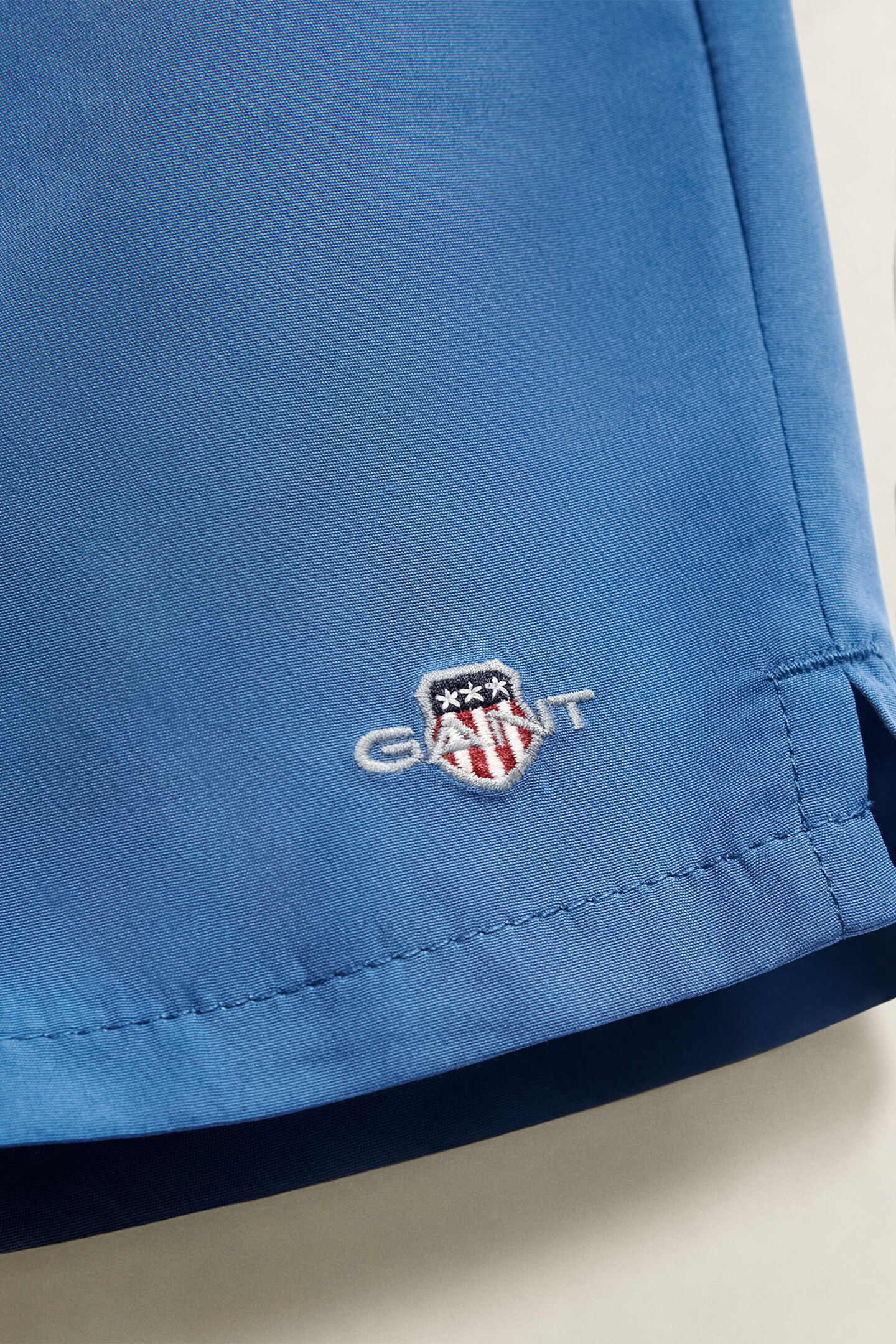 Teen Boys badshorts med sk&ouml;ldemblem