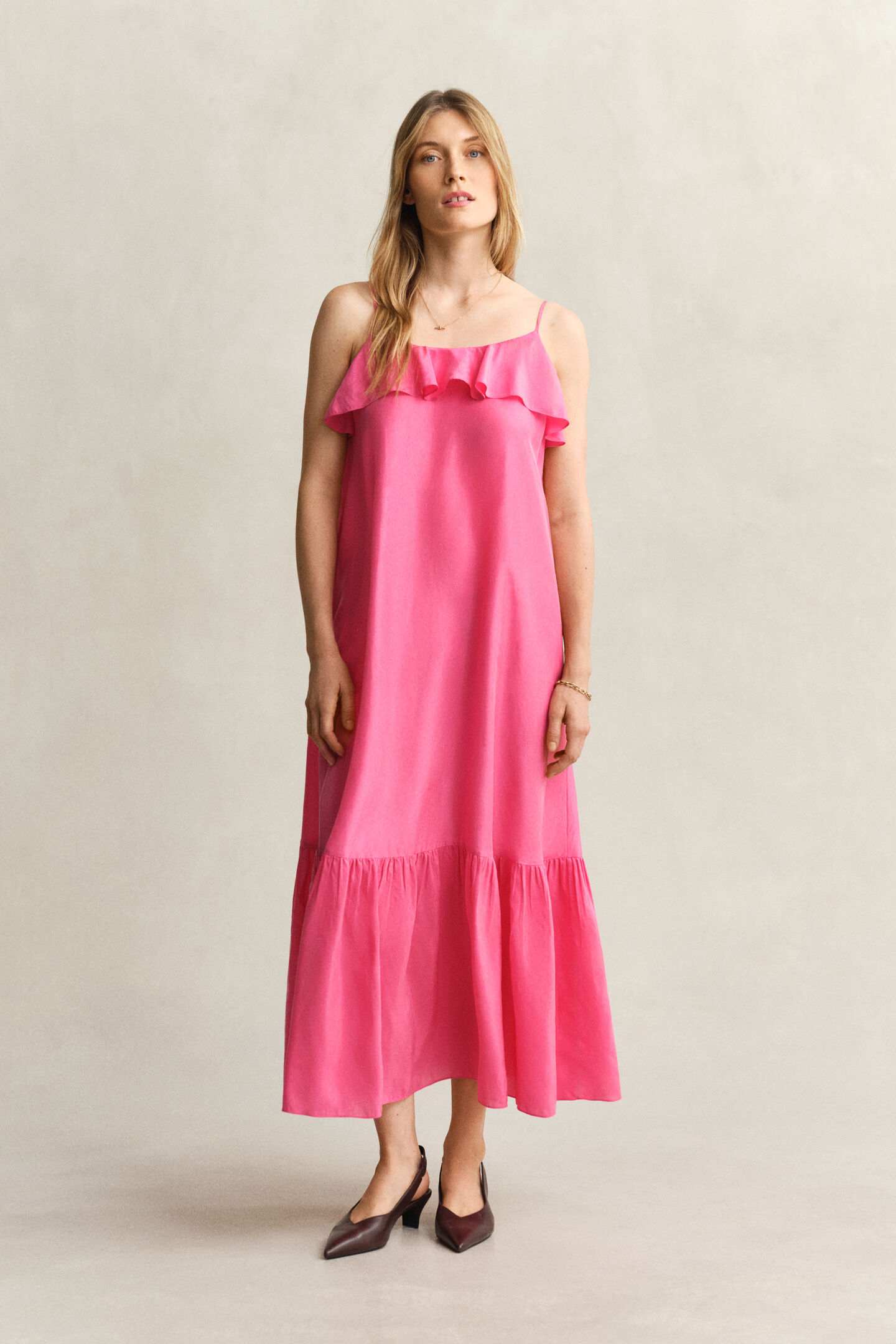 Midikl&auml;nning i silke med smala axelband