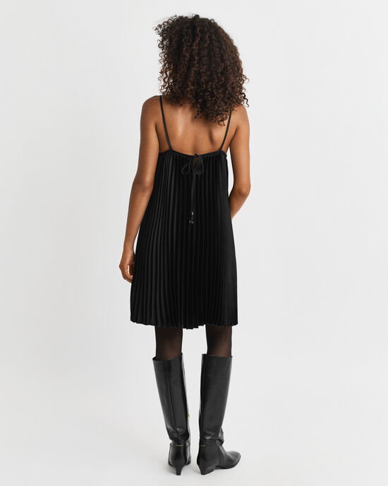 Veckad satinkl&auml;nning med axelband