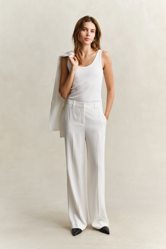 Skr&auml;ddarsydda byxor i cr&ecirc;pe