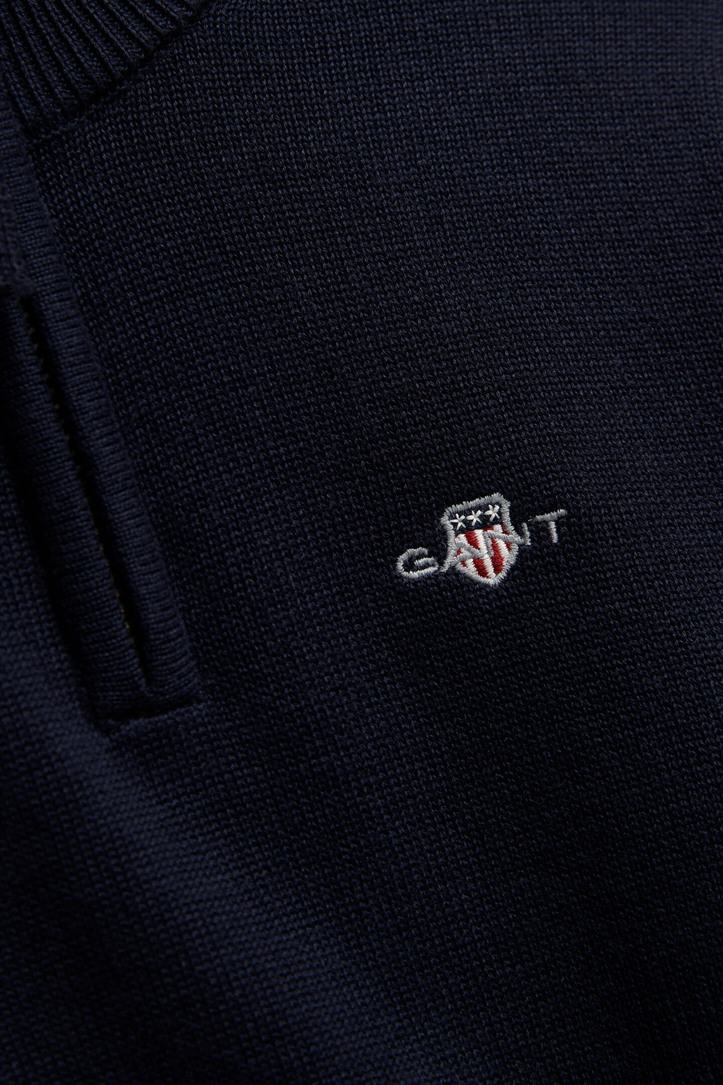 Boys tr&ouml;ja med half-zip och sk&ouml;ldemblem