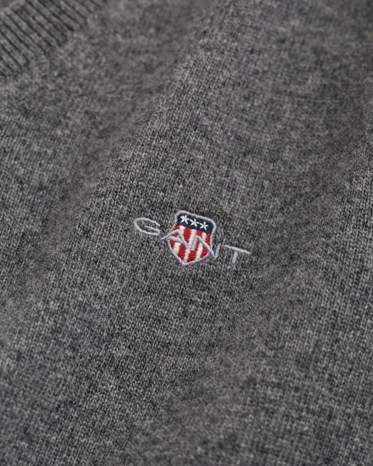 V-ringad tr&ouml;ja i superfin lammull