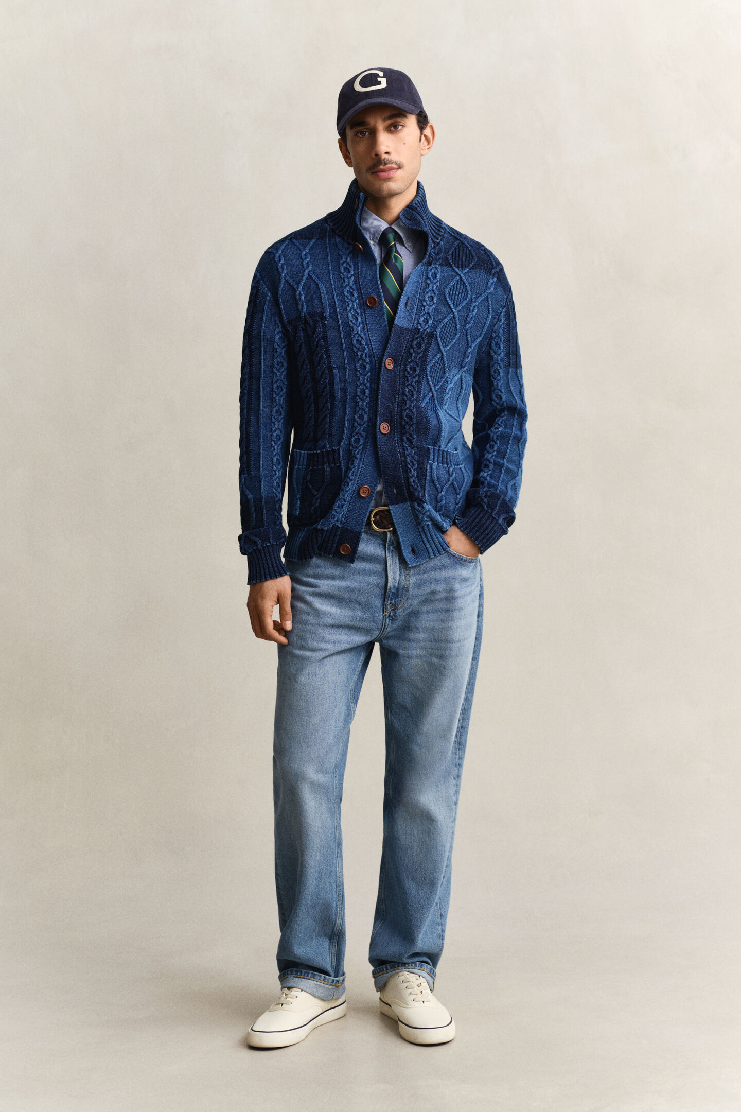 Kabelstickad kofta i lappt&auml;cksstil