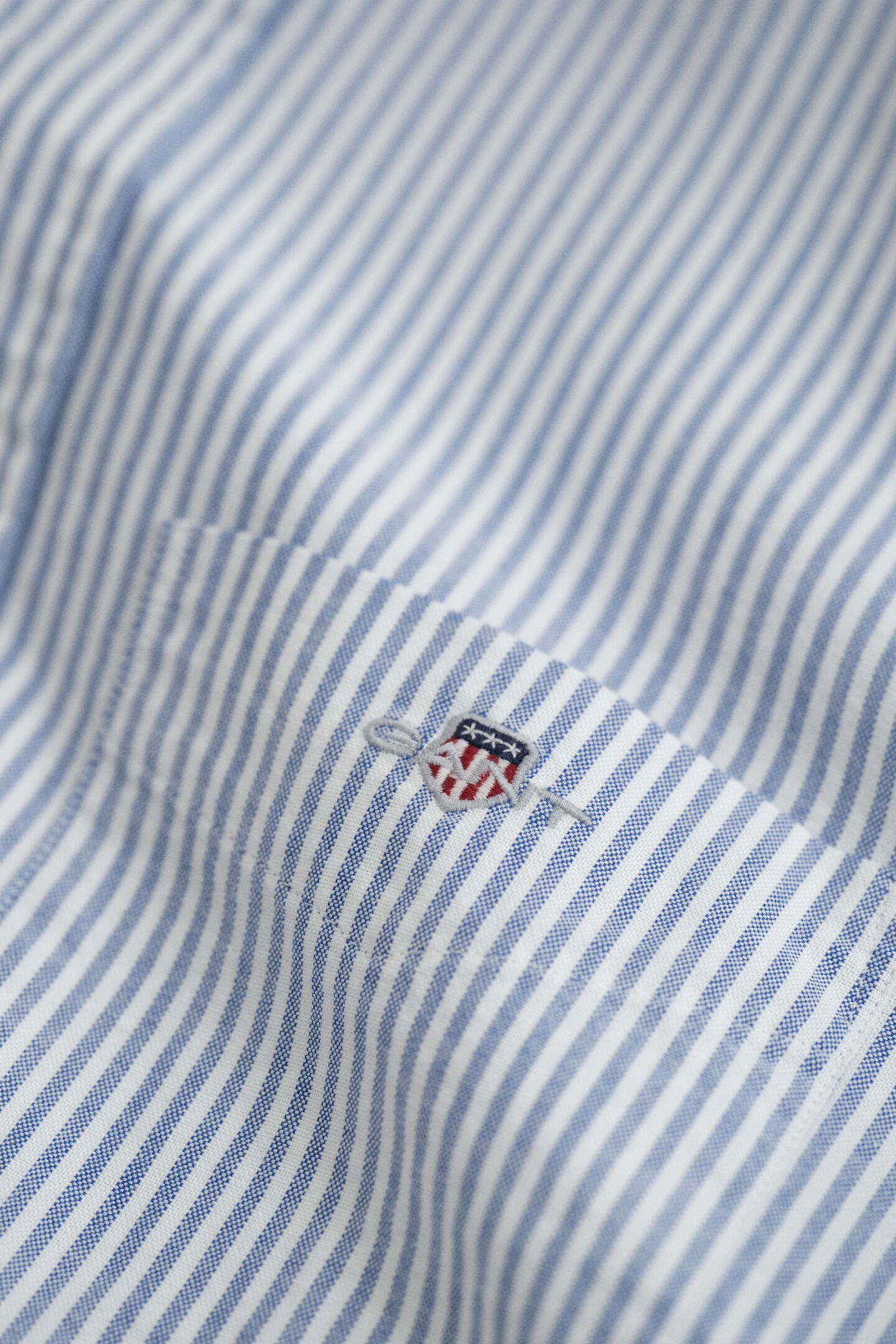 Klassisk oxfordskjorta med mellanbreda r&auml;nder