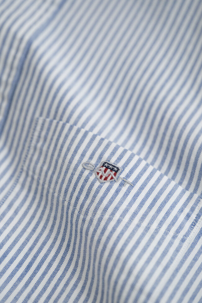 Klassisk oxfordskjorta med mellanbreda r&auml;nder