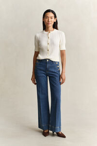 Utst&auml;llda jeans med marin k&auml;nsla