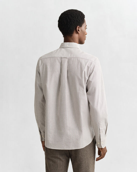 Klassisk oxfordskjorta med mellanbreda r&auml;nder