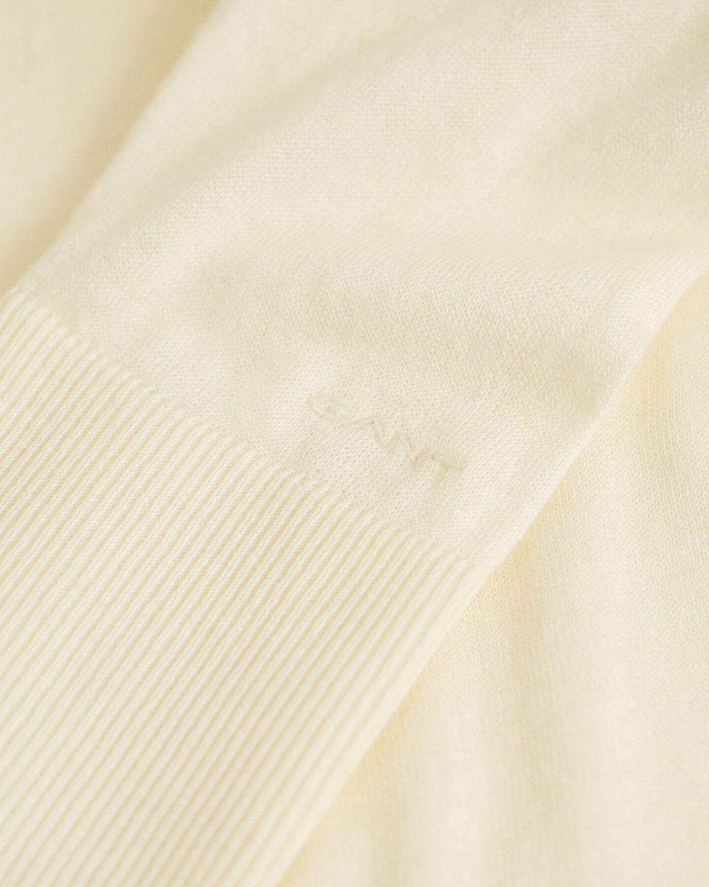 Finstickad V-ringad tr&ouml;ja