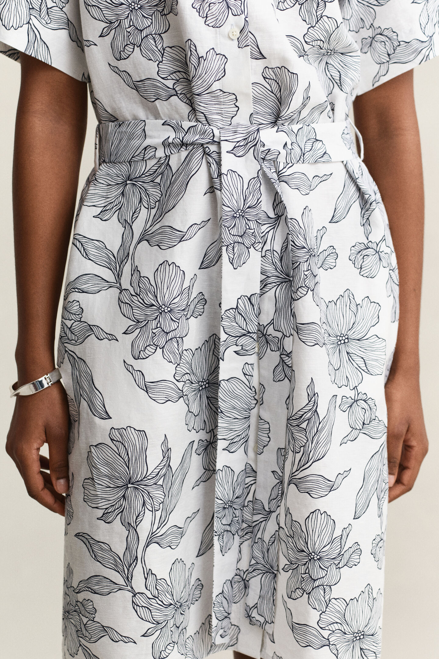 Blommig skjortkl&auml;nning i linne