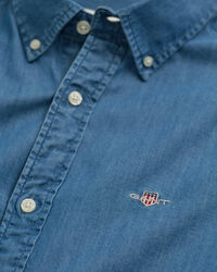 Slim fit indigof&auml;rgad skjorta