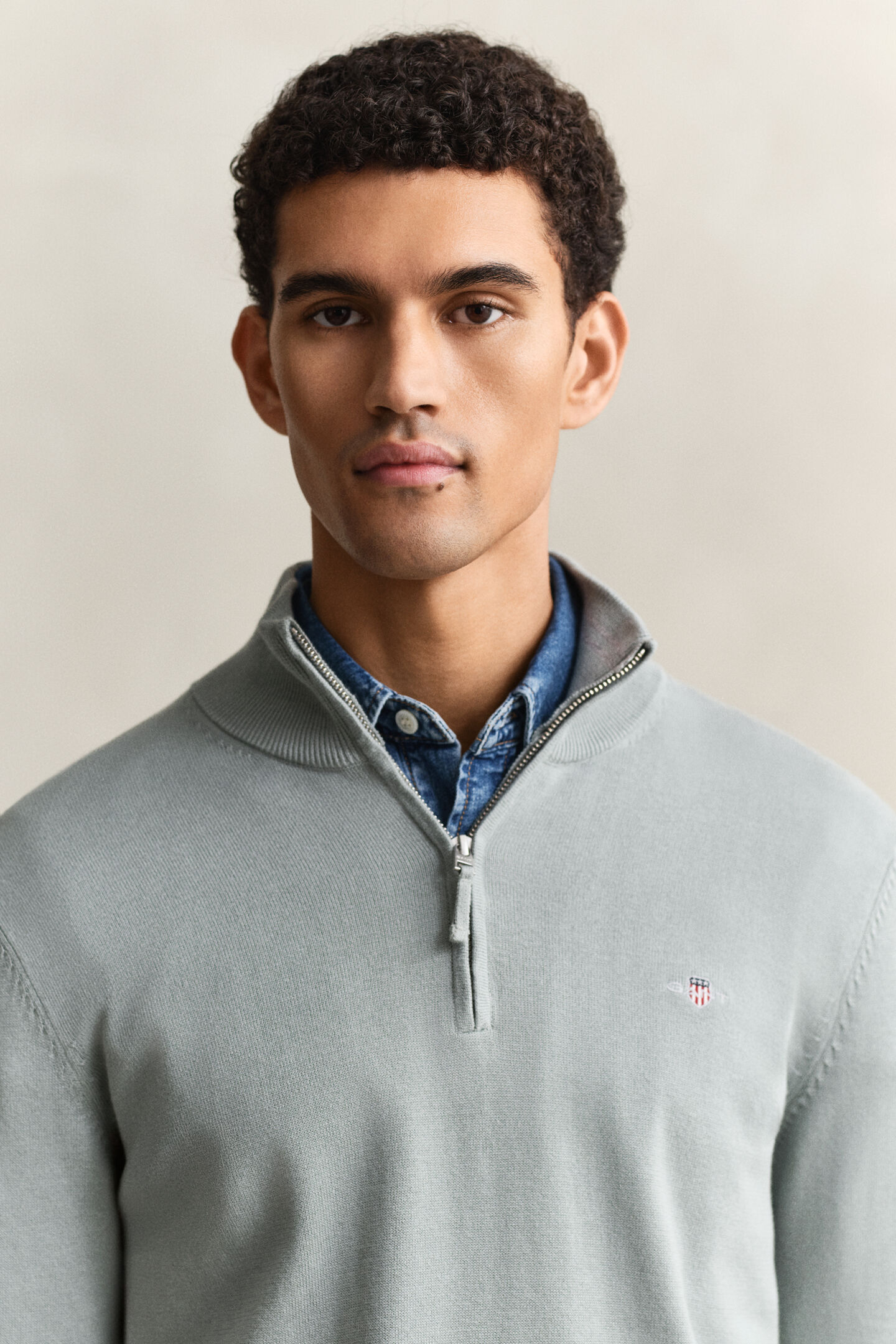 Klassisk bomullstr&ouml;ja med dragkedja vid hals&ouml;ppningen