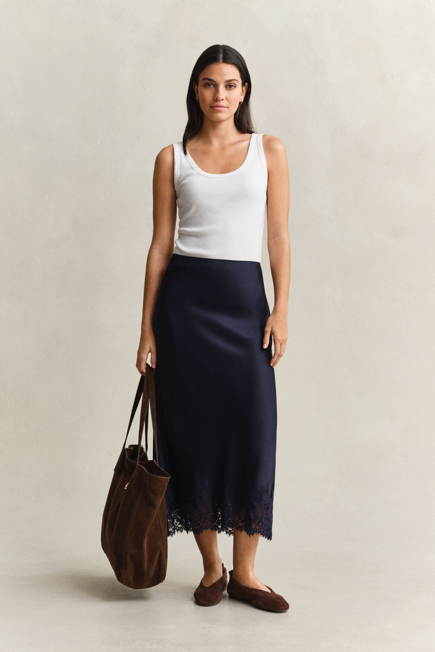 Midikjol i satin och spets