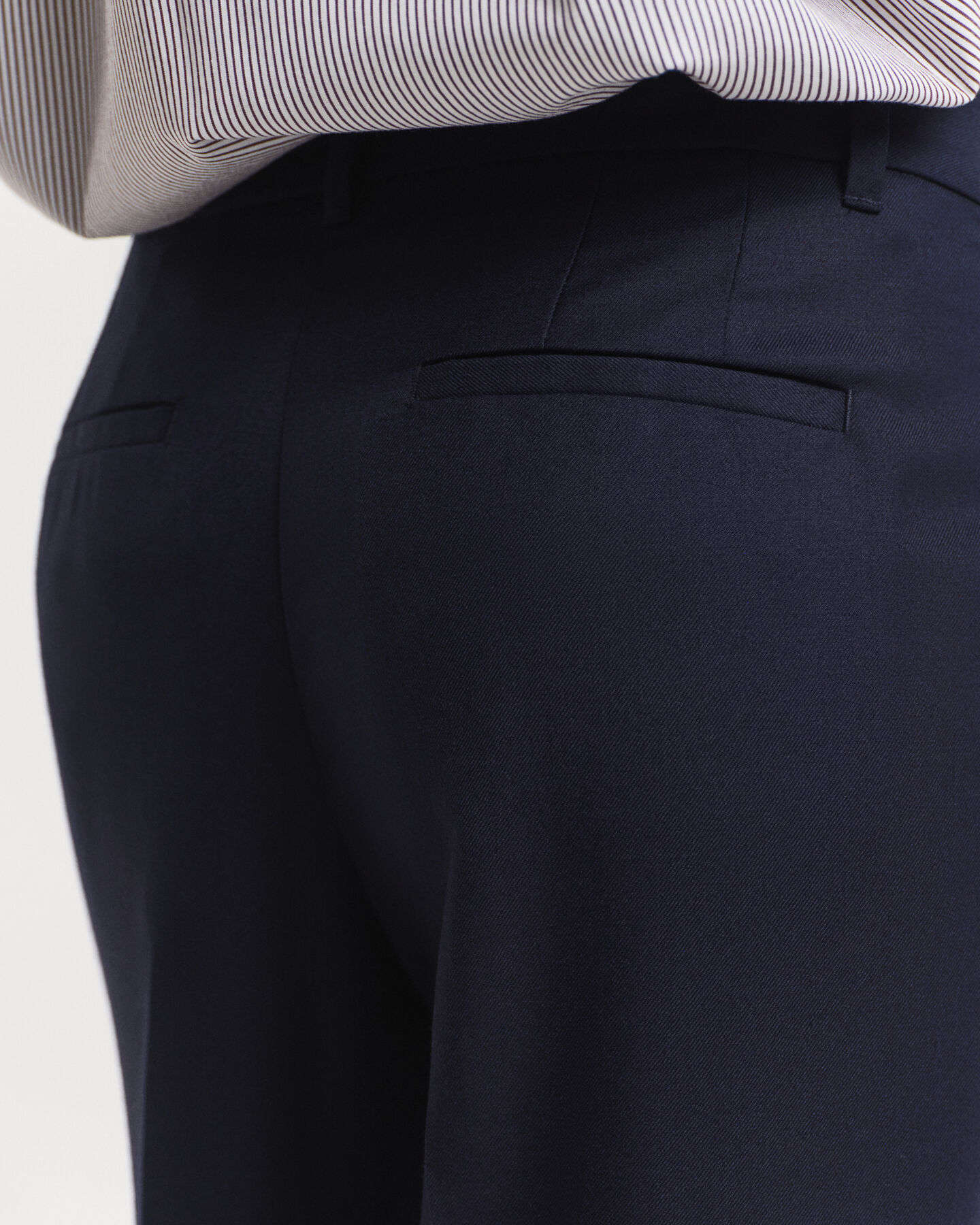 Skr&auml;ddarsydda byxor i ullblandning