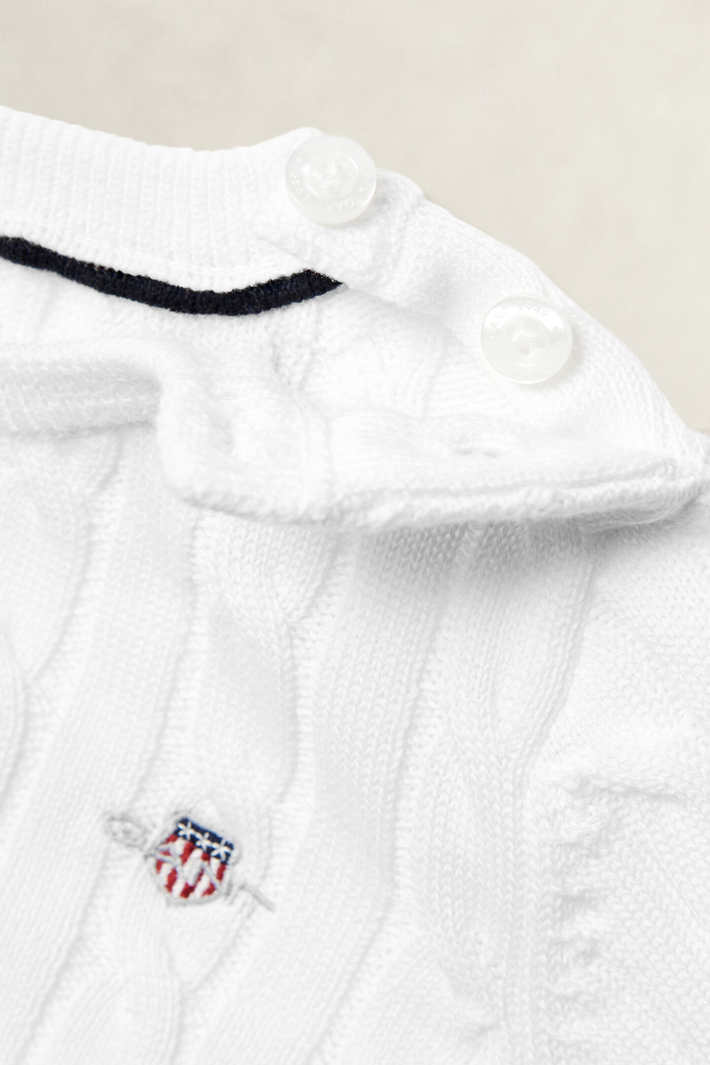 Girls kabelstickad tr&ouml;ja med sk&ouml;ldemblem