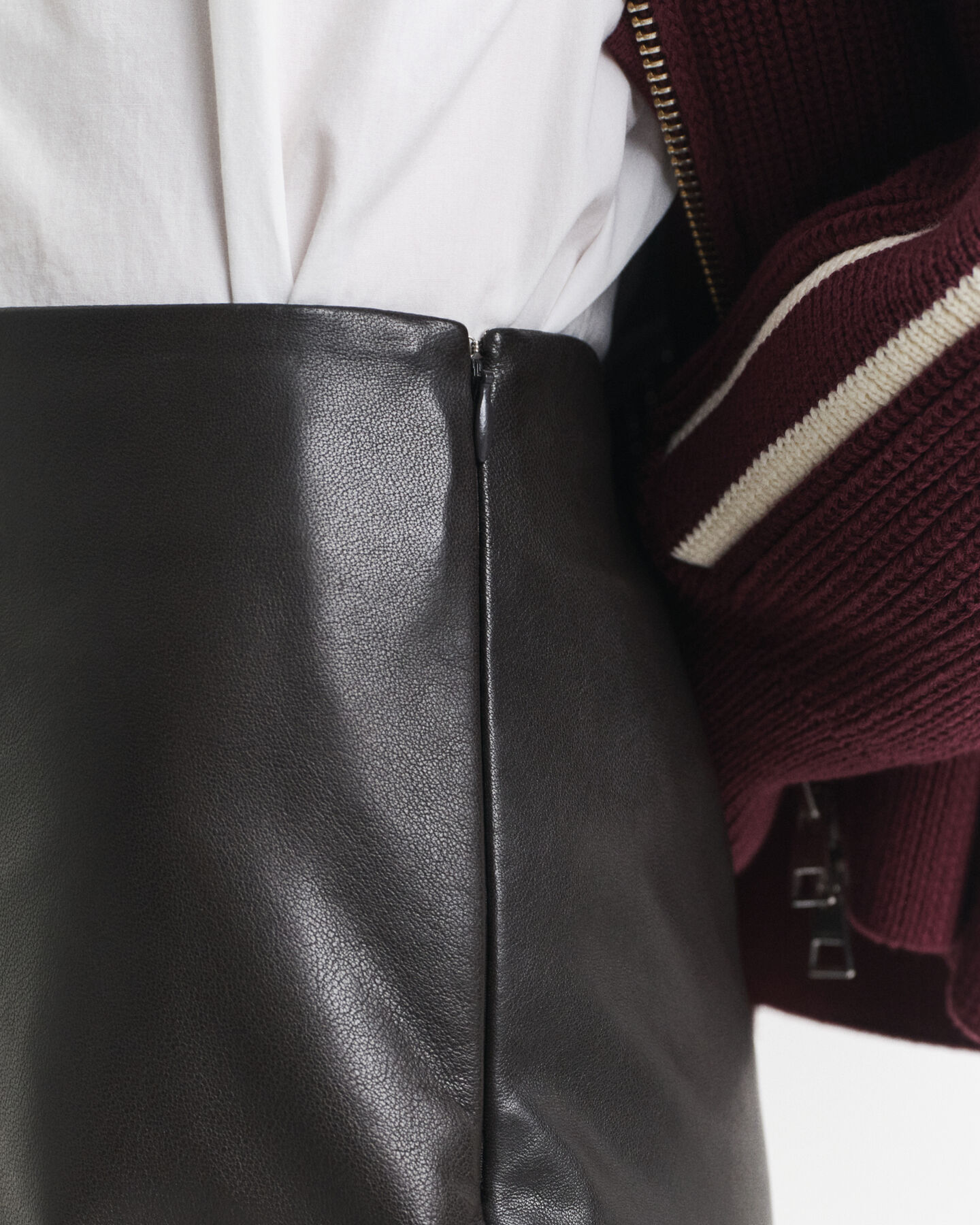 Midipennkjol i l&auml;der