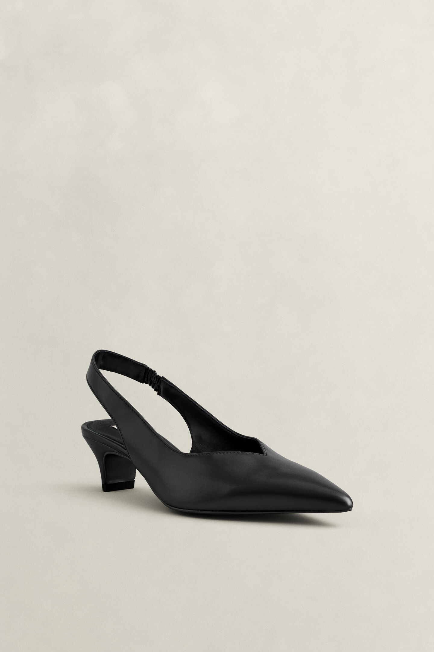 Tillbye h&ouml;gklackade skor i l&auml;der