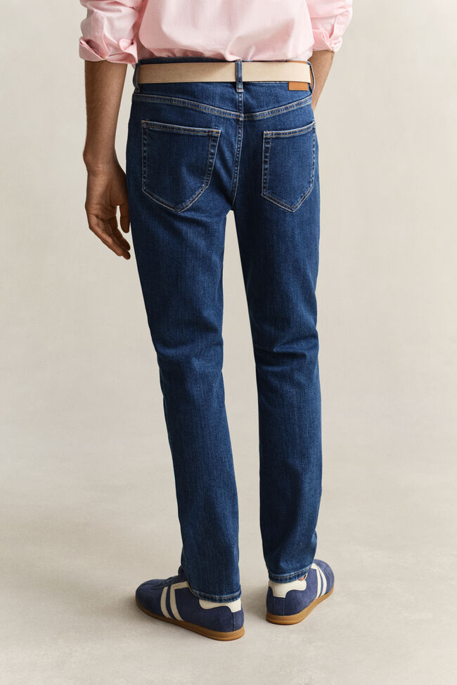 Slim fit jeans i stilren tv&auml;tt