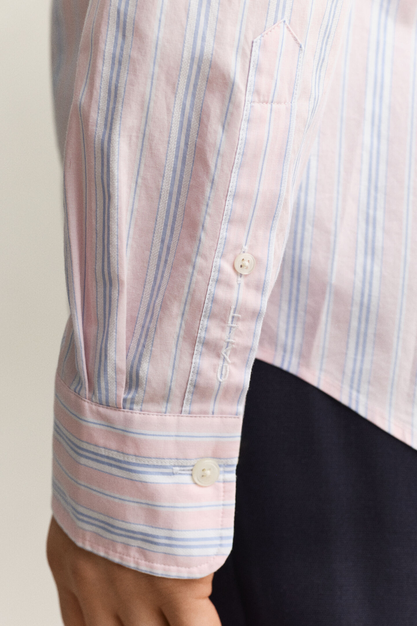 Regular fit dobbyv&auml;vd randig skjorta