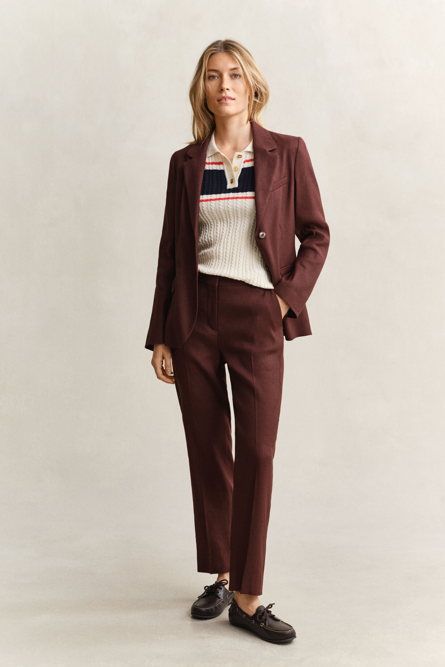 Skr&auml;ddarsydda byxor i linne med stretch