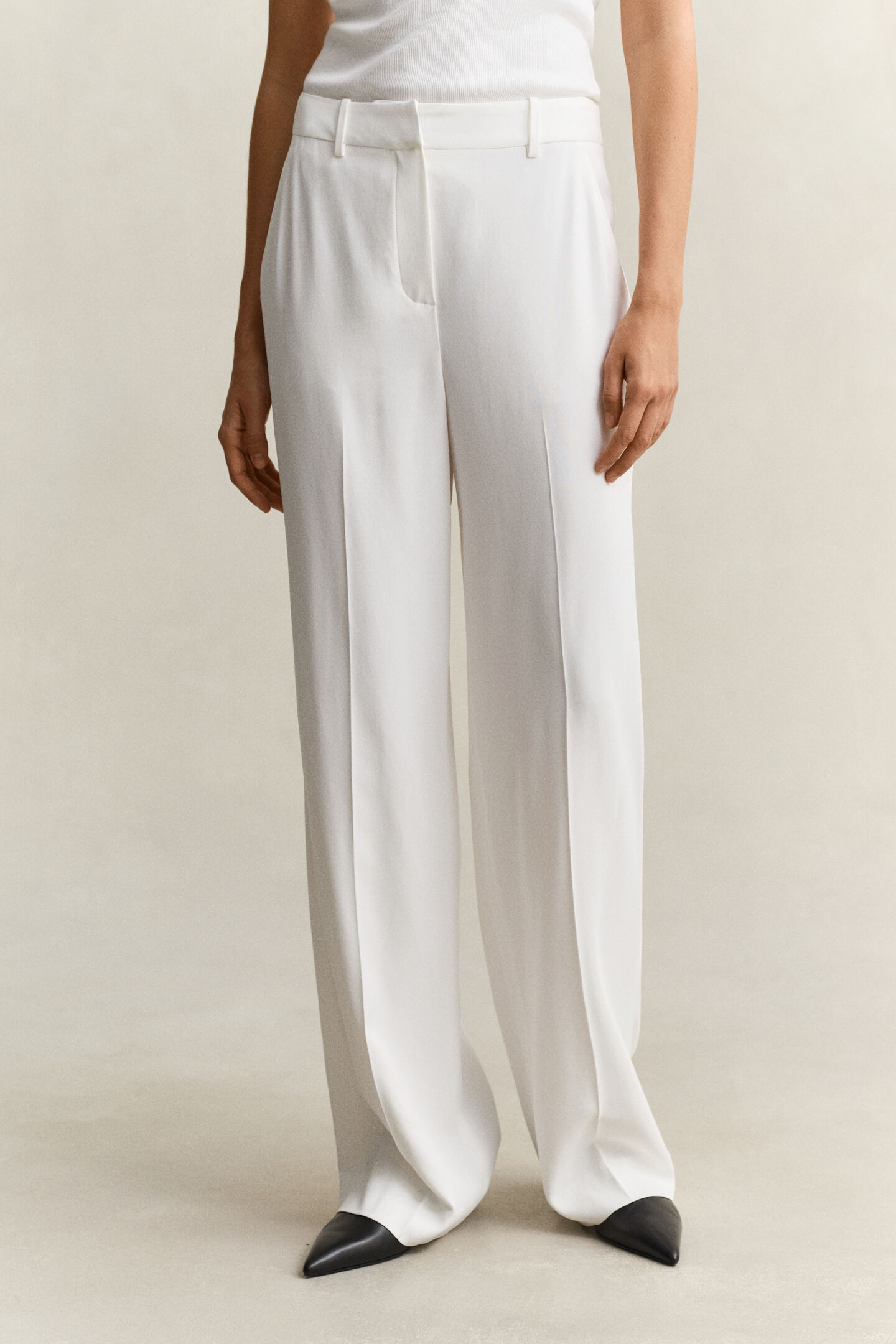 Skr&auml;ddarsydda byxor i cr&ecirc;pe